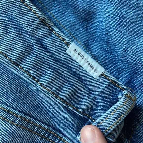Almost famous Jeans distressed‎ wide leg cropped size 5 - Picture 4 of 5